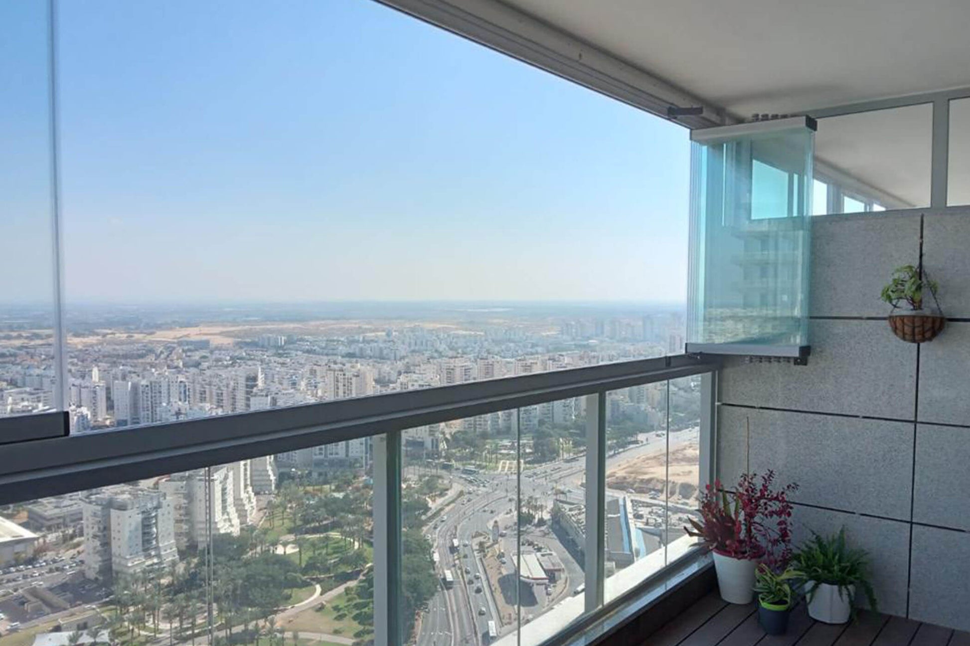 סגירת מרפסת זכוכית עם מערכת הזזה