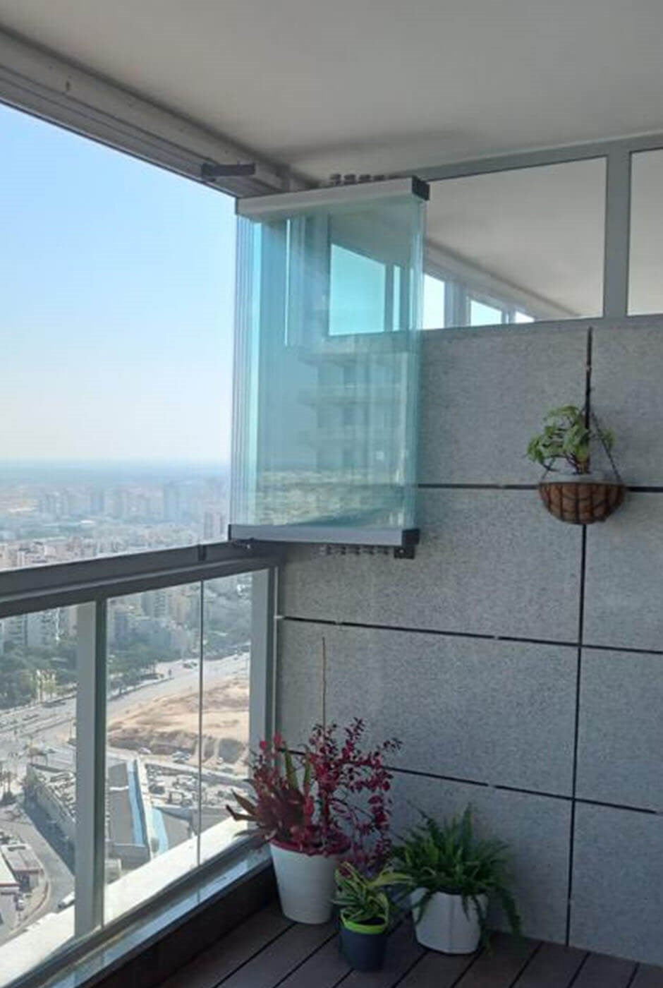 סגירת מרפסת זכוכית עם מערכת הזזה